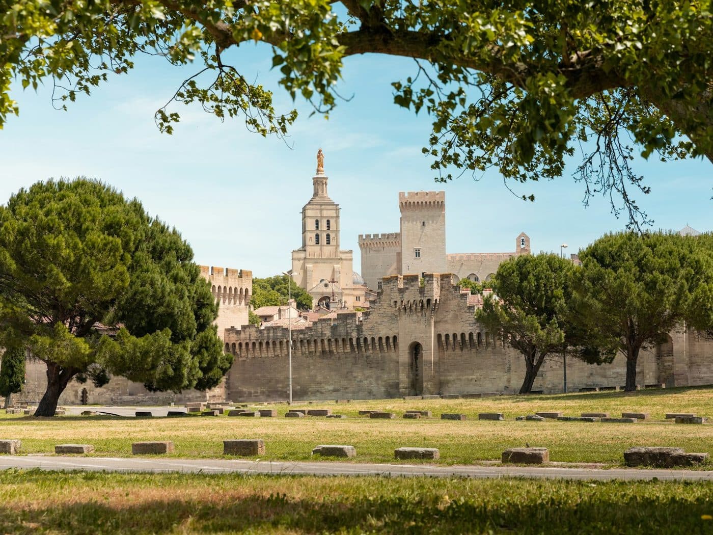 Le palais des Papes et les remparts d'Avignon