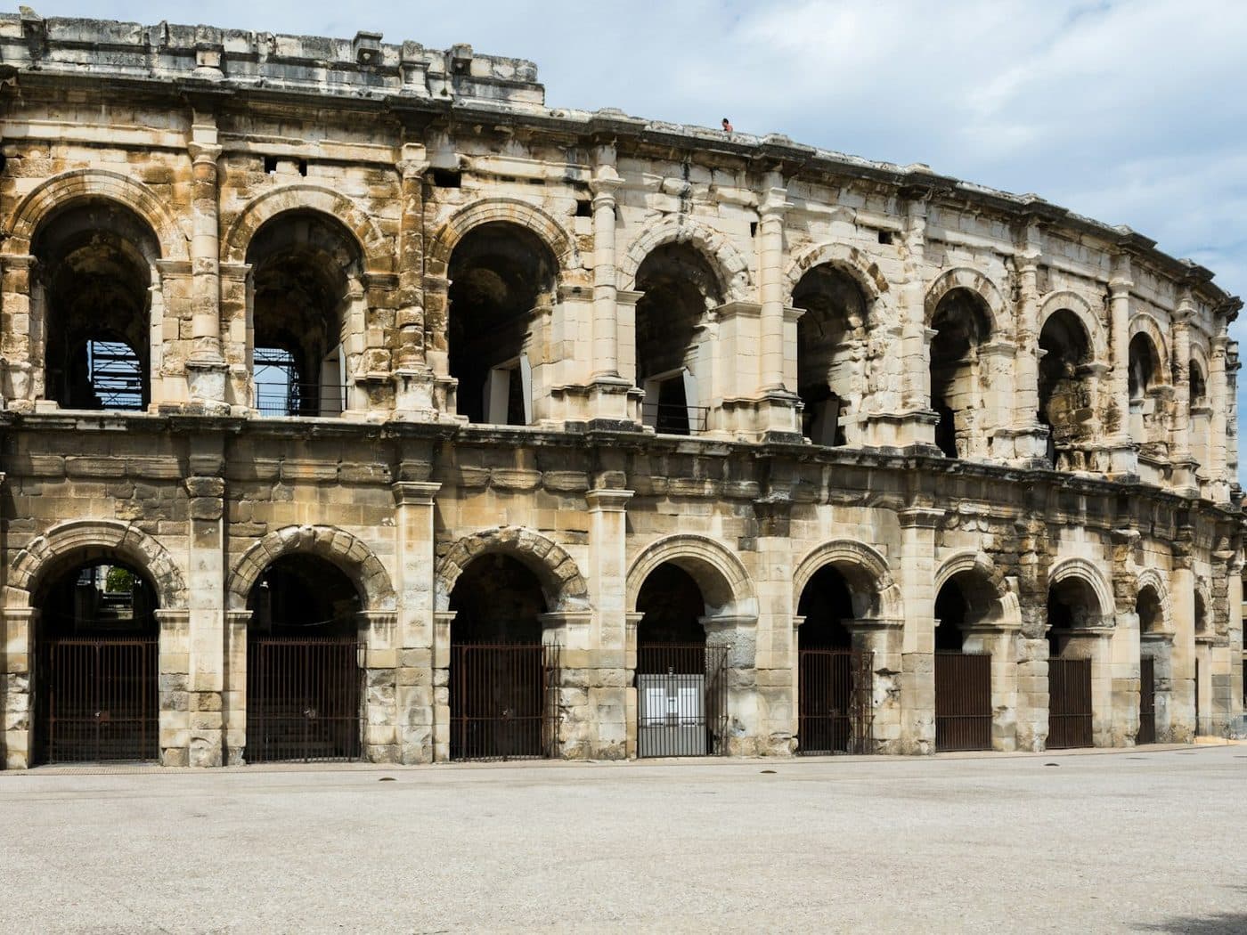 Les arènes romaines de Nîmes et les façades du centre ancien