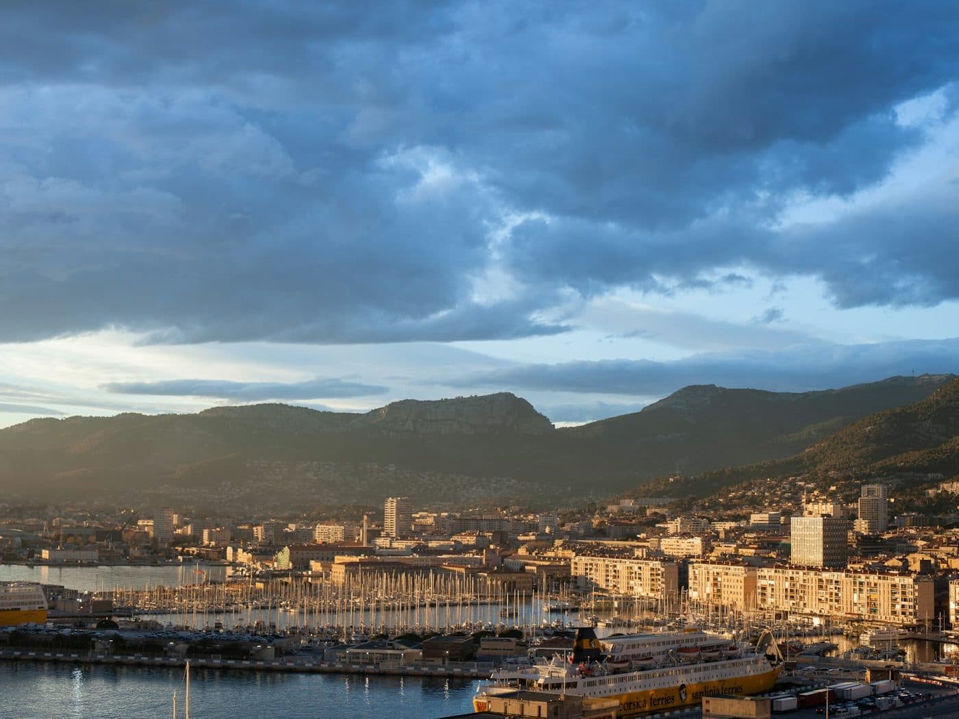 La rade de Toulon et ses immeubles en front de mer, sous un ciel chargé