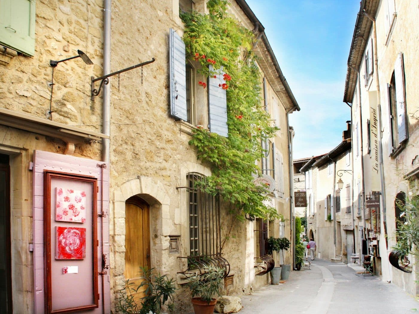 Ruelle d'un village provençal, façades de pierre et volets peints