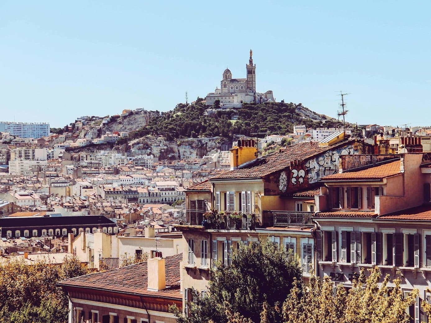 Toits et façades des quartiers anciens de Marseille, Notre-Dame de la Garde en surplomb